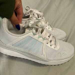 Women’s Puma sneakers 🤍